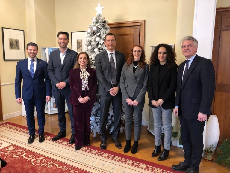 73bd074d-a5d3-40d3-a44d-7c4f5537e753