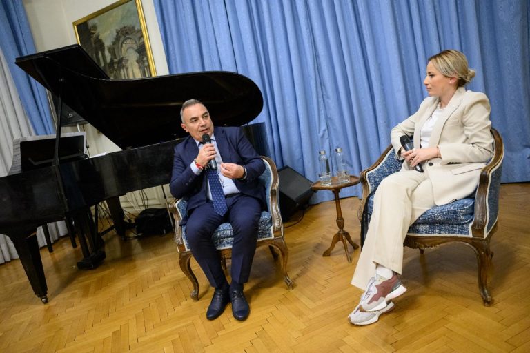 d6977384-6abc-4d83-b1cf-9102b58e99c3