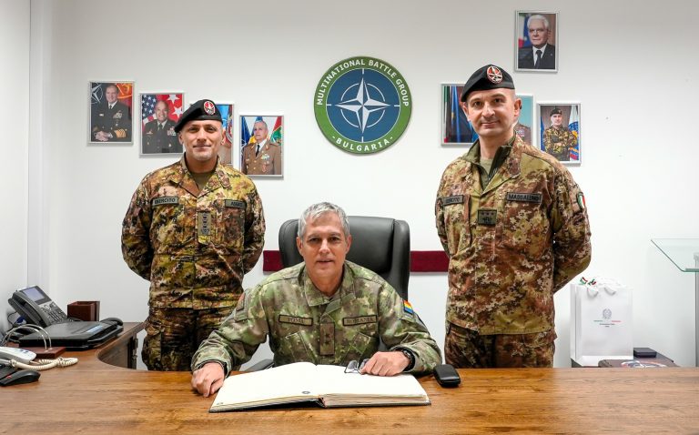 1. Gen.D. Toma firma l’albo d’onore