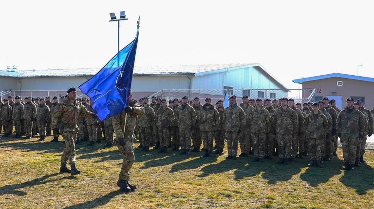 5. Bandiera NATO sullo schieramento