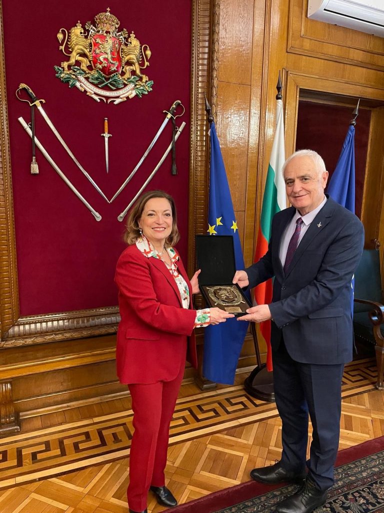 e03f5d79-3e80-4854-bbd7-bf13e819263c